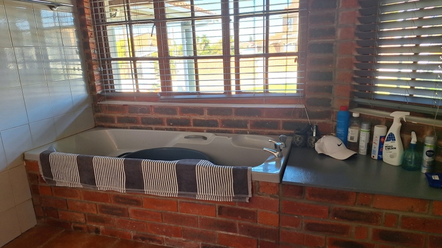 4 Bedroom Property for Sale in Bluewater Bay Eastern Cape